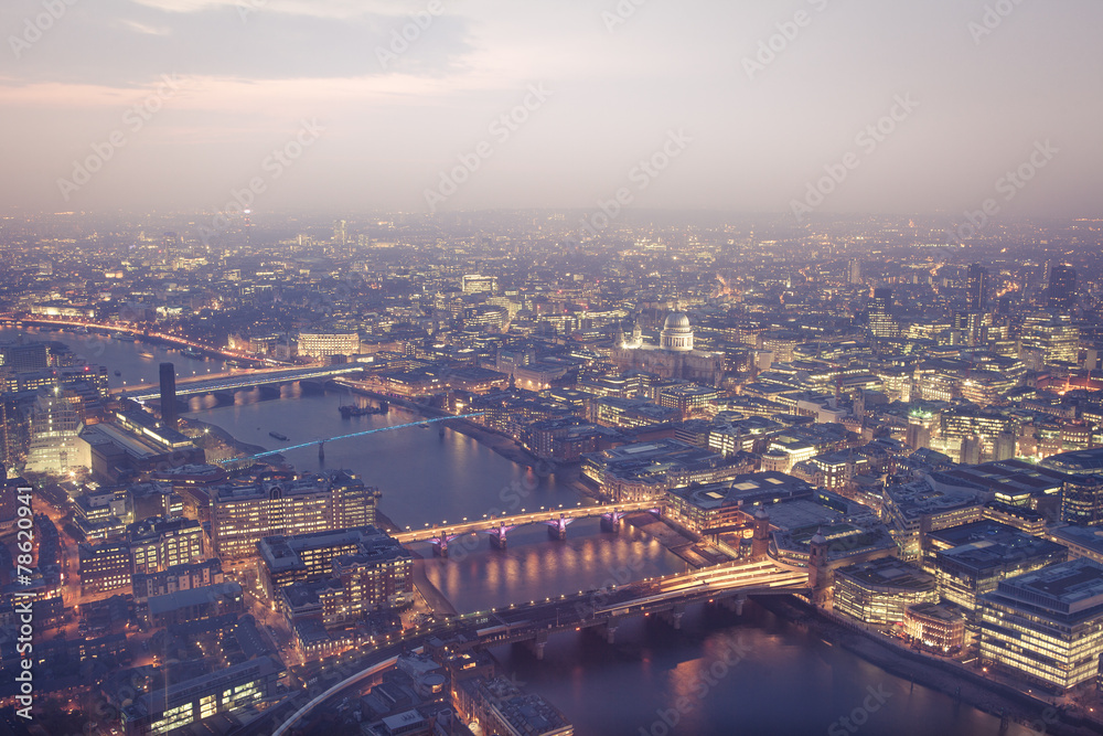 Obraz premium Millennium bridge, St. Paul, London in vintage, retro colour sty