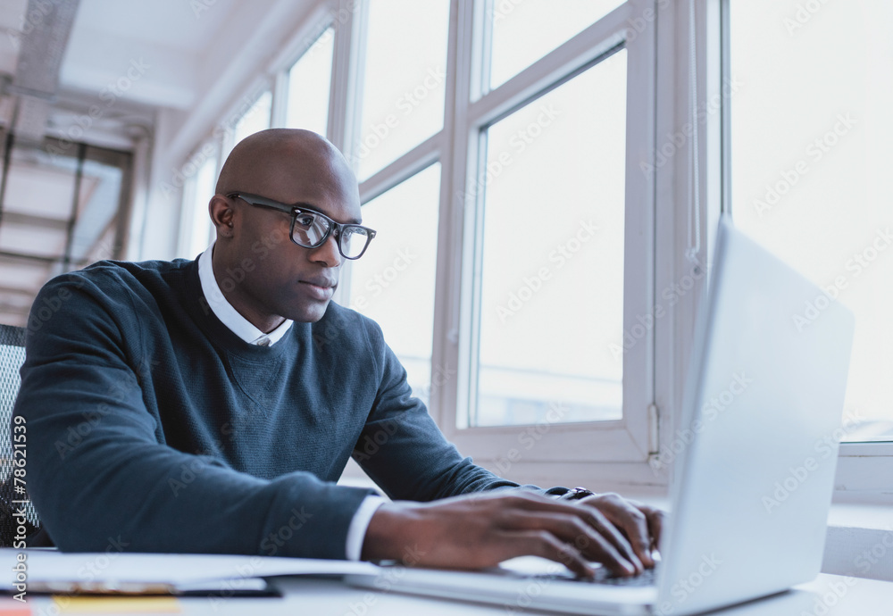 Obraz premium African american businessman working on his laptop