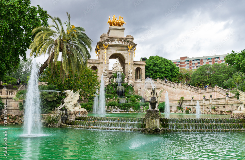 Obraz premium Fountain, cascade in park De la Ciutadella in Barcelona, Spain