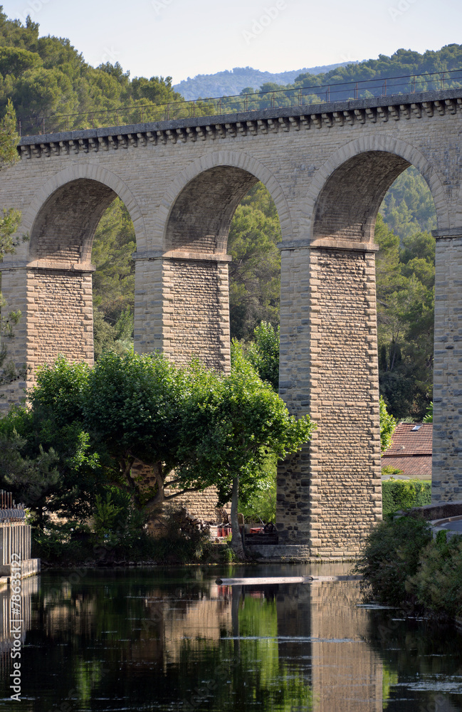 Steinbogenbrücke über die Sorgue bei Fontaine de Vaucluse