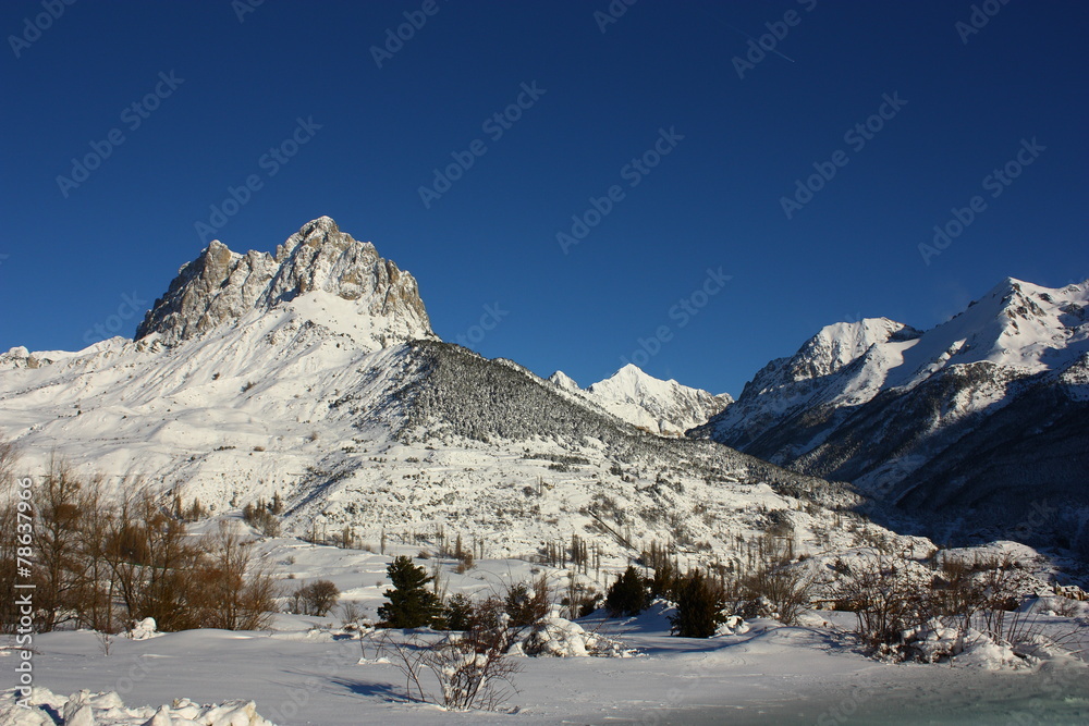 Montañas nevadas en día soleado, cielo azul, roca, sombra, nieve