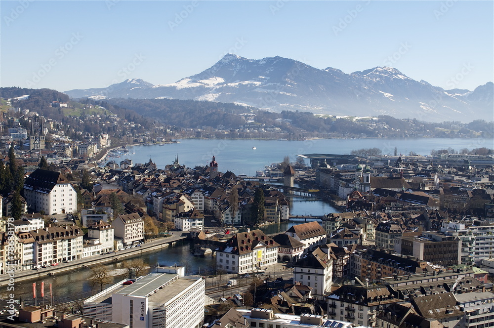 Panorama auf Luzern mit Rigi und Nebelschleier