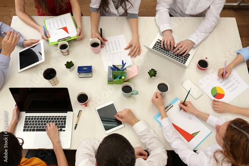 Group of business people wo...