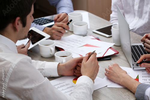 Group of business people wo...