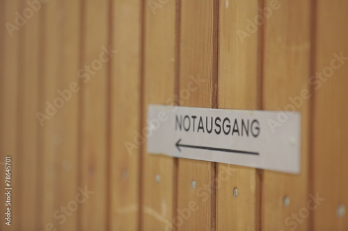 Notausgangschild auf Holzwand