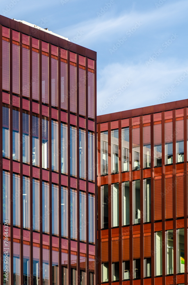Fototapeta premium Fassade eines roten Bürogebäudes