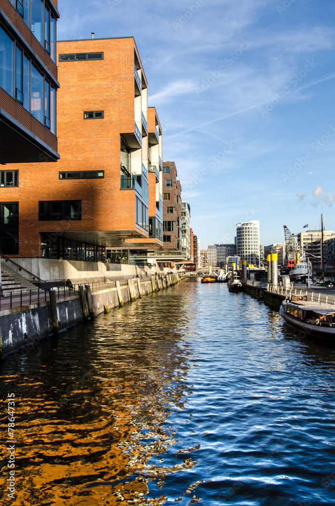 Kanal und neue Gebäude in der Hafencity Hamburg