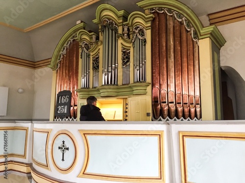 Organist spielt Orgel in Kirche