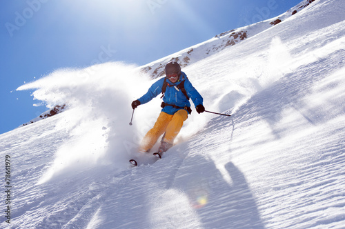 Skifahrer im Tiefschnee