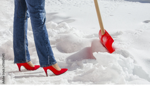 Photos Donna spala la neve