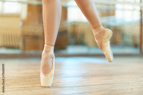 Canvastavla beautiful legs of  dancer in pointe