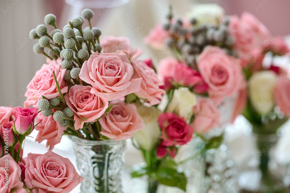 Obraz premium Bouquets of roses on a festive wedding table in the restaurant.