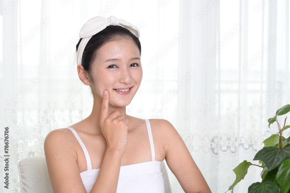 スキンケアをする女性 スキンケアをする女性