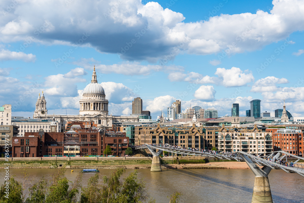 Obraz premium Thames river and St. Paul cathedral from south side