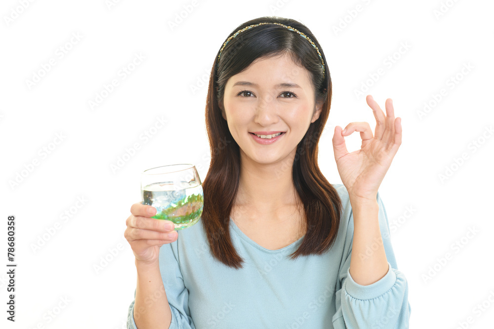 水を飲む女性 水を飲む女性