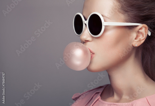 Φωτογραφία Beautiful blonde woman. Fashion portrait. Blowing bubble gum.