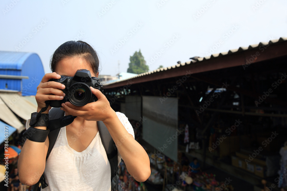 Obraz premium woman tourist taking photo at Damonen Saduak floating market,