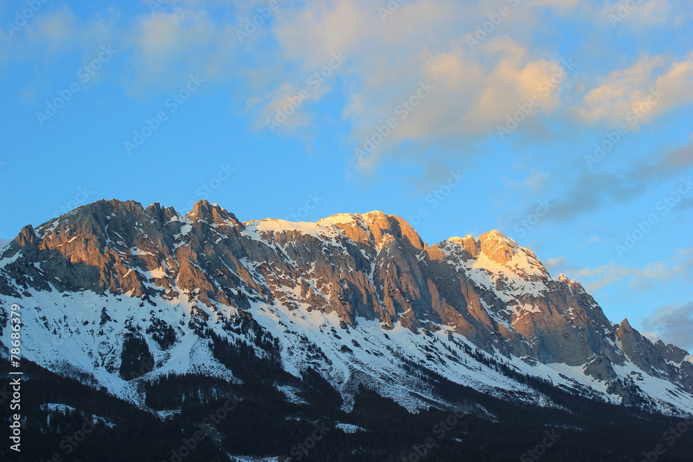 Morgensonne bestrahlt den Gipfel des Grimming in der Steiermark
