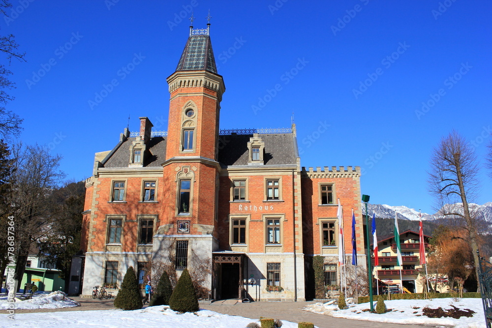 Das historische Rathaus von Schladming vor blauem Himmel