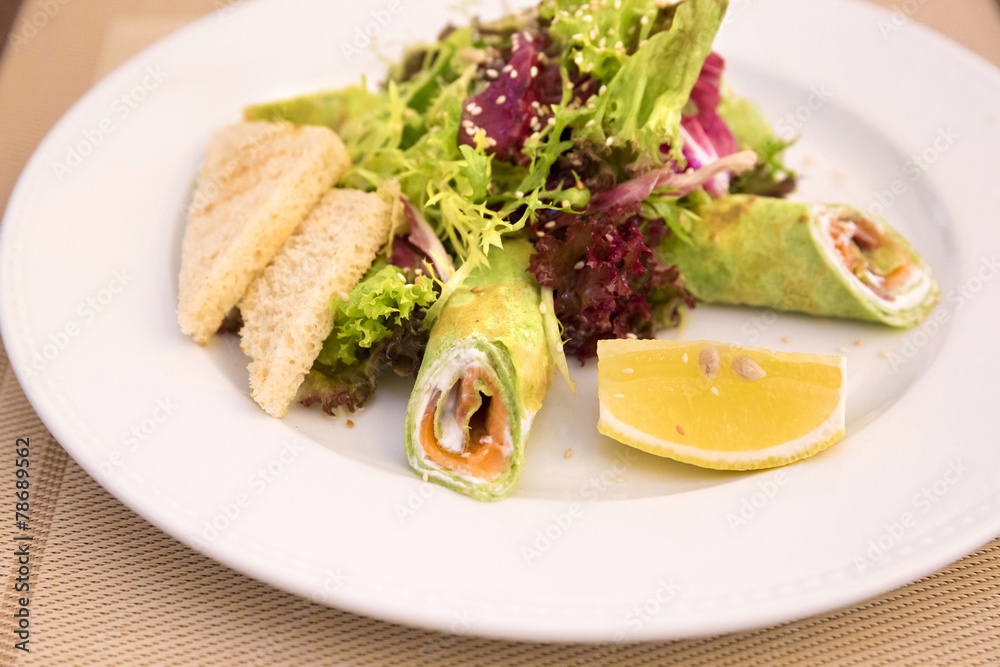 Spinach crepes with salmon and salad mix Spinach crepes with salmon and salad mix