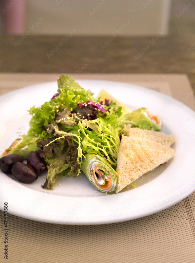Spinach crepes with salmon and salad mix Spinach crepes with salmon and salad mix