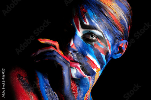 Foto girl in a bright colored paint body art