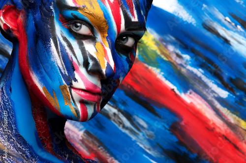 Fotografie girl in a bright colored paint body art