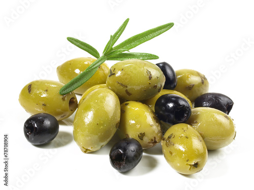 Grüne und schwarze Oliven