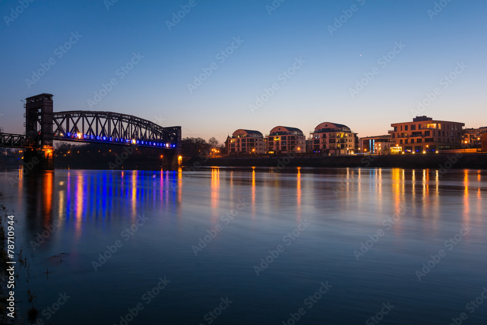 Hubbrücke in Magdeburg in der Abenddämmerung