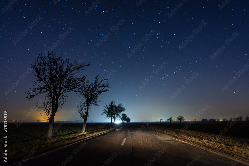 Nachthimmel über einer Straße im Harz, Sachsen-Anhalt