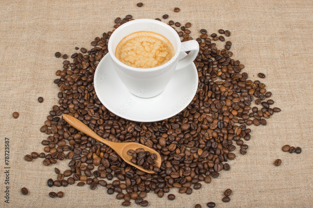 Obraz premium Coffee cup and beans on a background.