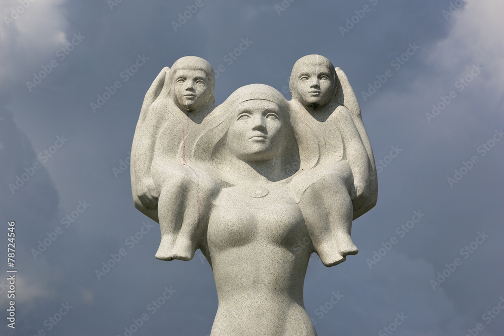 Statue von Mutter mit Kindern (3)