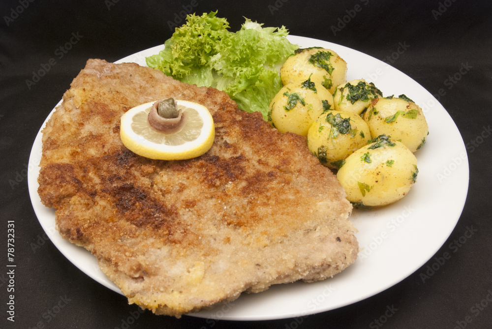 Wiener Schnitzel mit Petersilienkartoffeln und grünem Salat Stock Photo ...