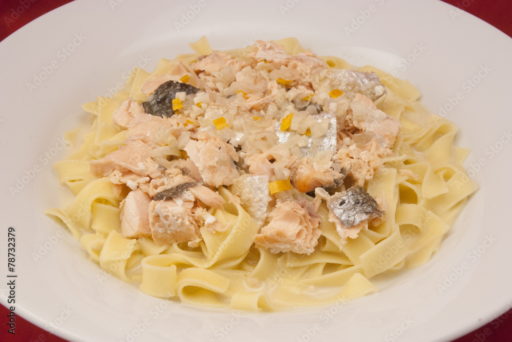 Lachs in Weißwein-Sahne-Sauce mit Bandnudeln Lachs in Weißwein-Sahne-Sauce mit Bandnudeln