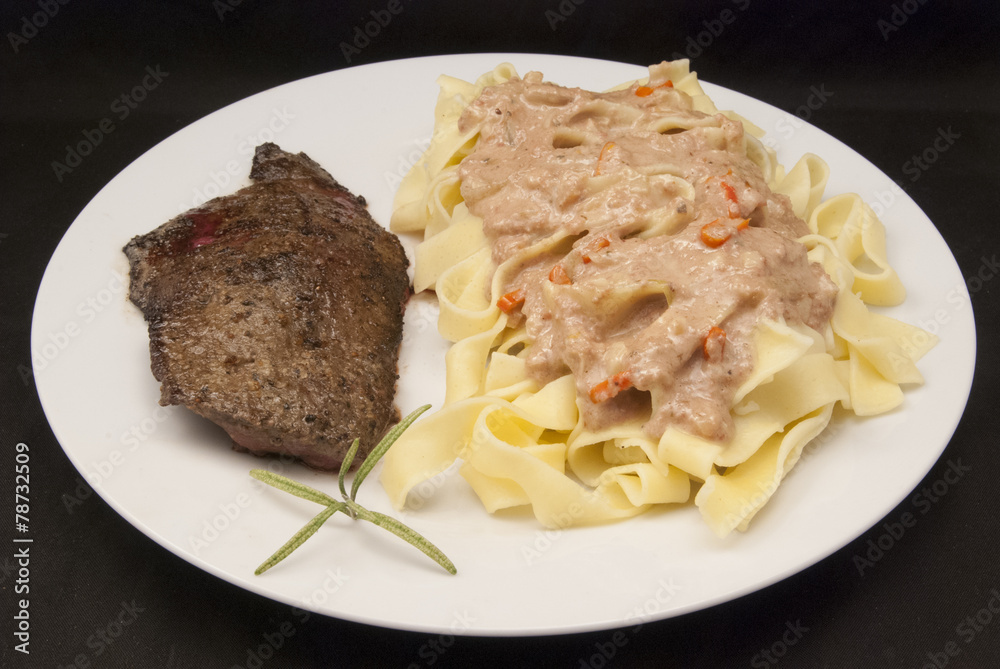 Gebratene Leber mit Lebersauce und Bandnudeln Gebratene Leber mit Lebersauce und Bandnudeln