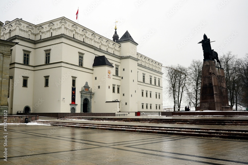 Naklejka premium Grand Duke Gediminas with Horse Monument and Palace of dukes