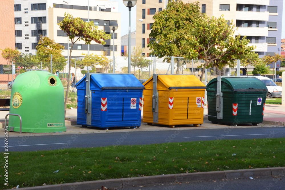 contenedores de basura en la calle Stock Photo | Adobe Stock