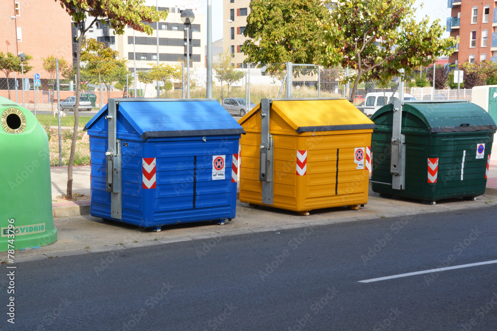 contenedores de basura en la calle Stock Photo | Adobe Stock