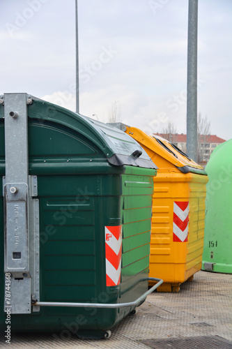 contenedores de basura en la calle