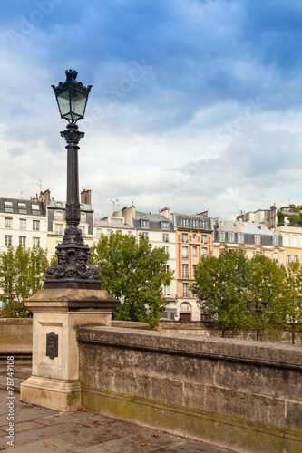 Street lamp of Pont Neuf in Paris © evannovostro