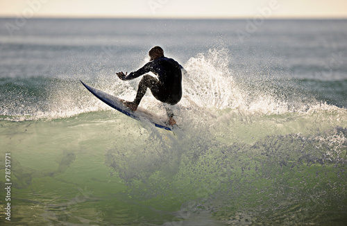 Surfer in Grüner Welle