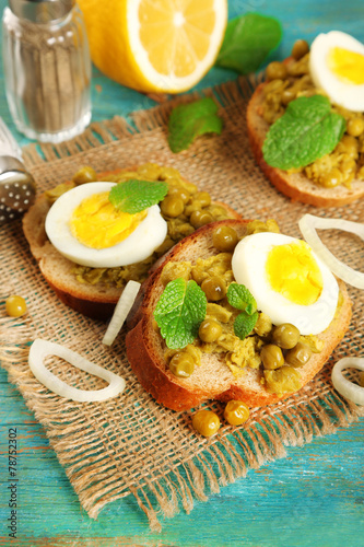 Sandwiches with green peas paste and boiled egg