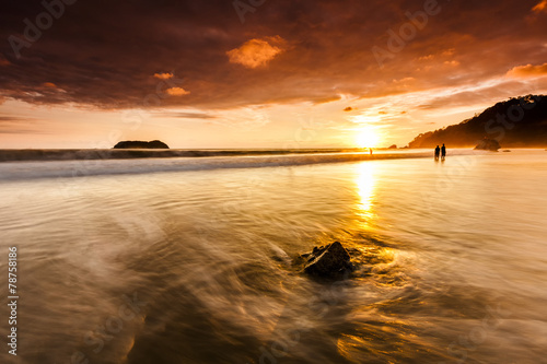 Sonnenuntergang an der Playa Espadilla in Costa Rica photo