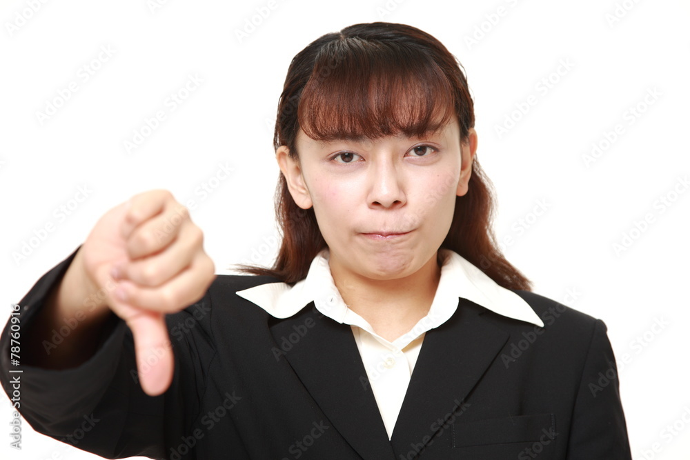 不満を隠さないビジネスウーマン