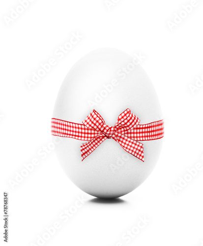 Weißes Ei mit Schleife