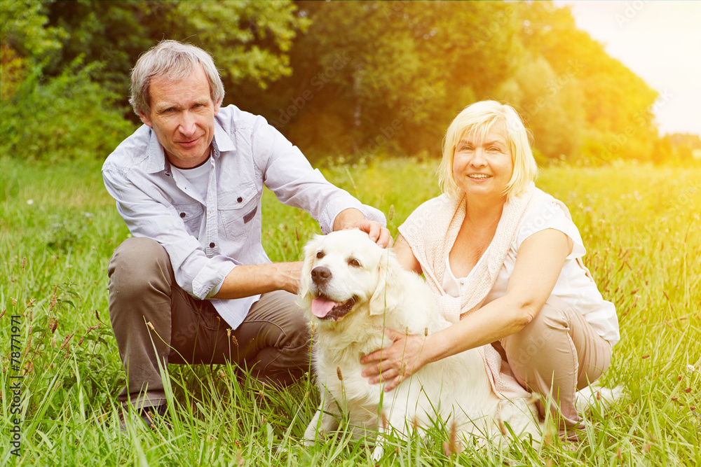 Paar mit Golden Retriever als Haustier Paar mit Golden Retriever als Haustier