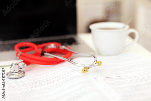 Arbeitsplatz mit Unterlagen und Stetoskop