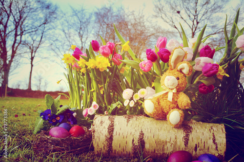 Osterhase und Blumen im Garten
