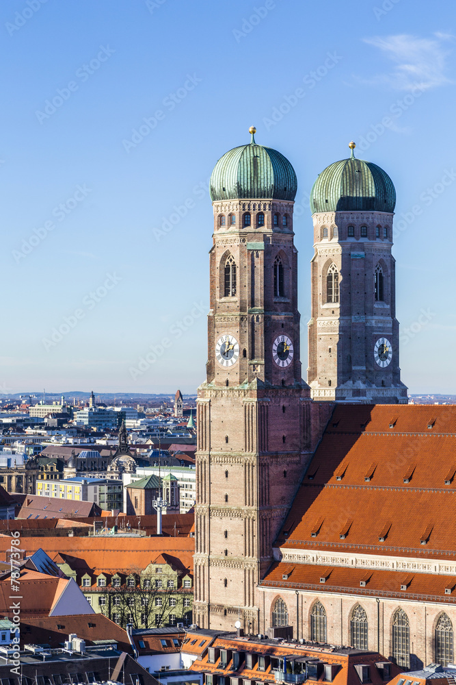Fototapeta premium Frauenkirche to kościół w bawarskim Monachium