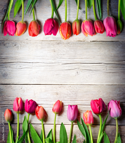 do-kwiaciarni-z-tulipanami-na-tle-jasnego-drewna